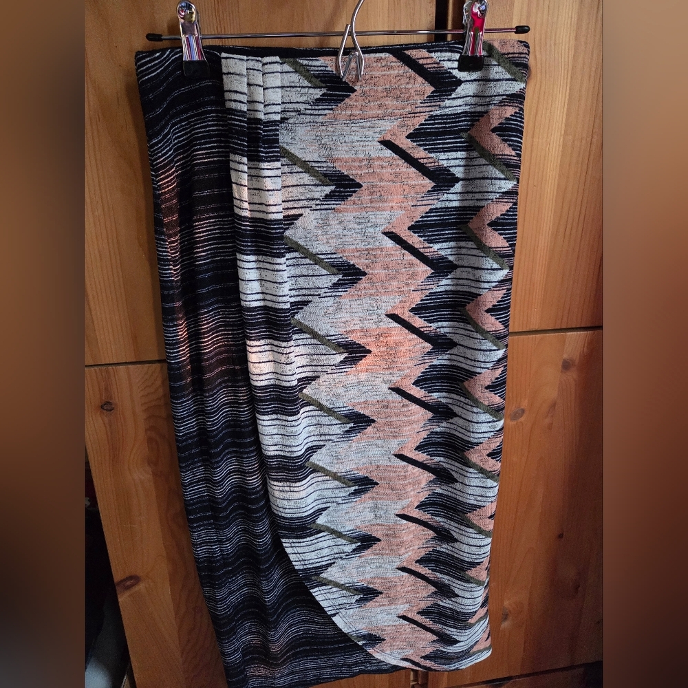 Maeve By Anthropologie  Chevron Midi Skirt in Navy & Pink Size Small